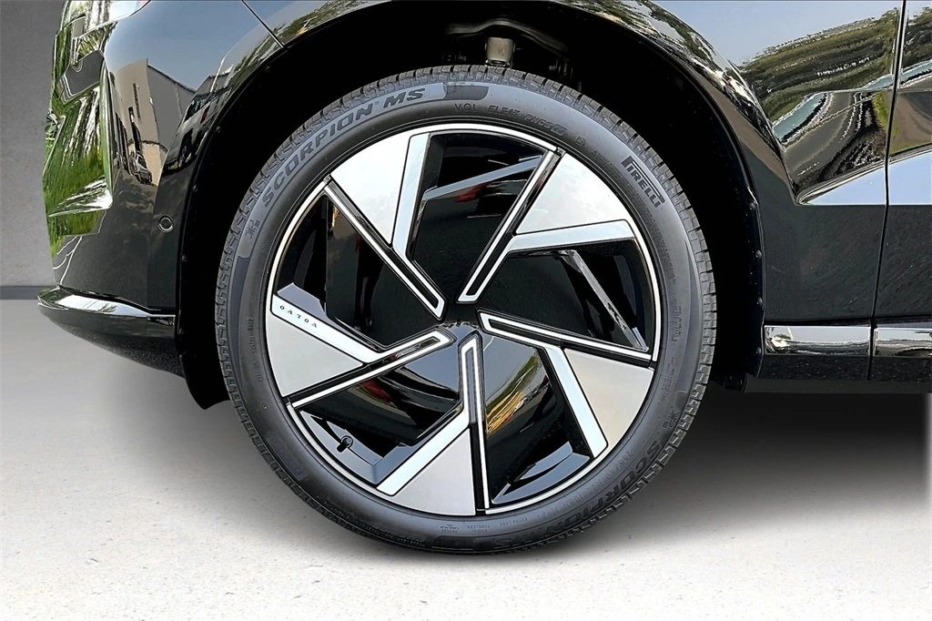 2025 Volvo - image 13