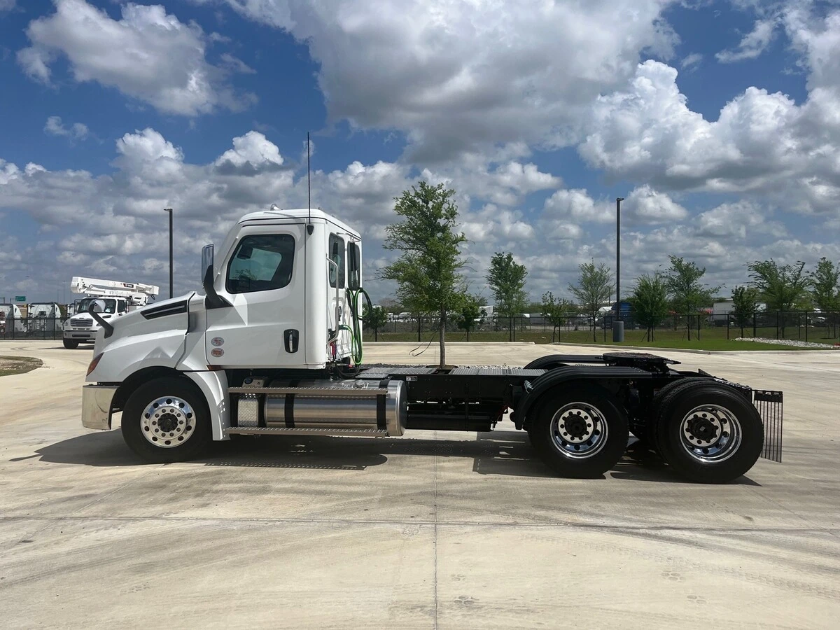 2027 Freightliner Cascadia - image 8