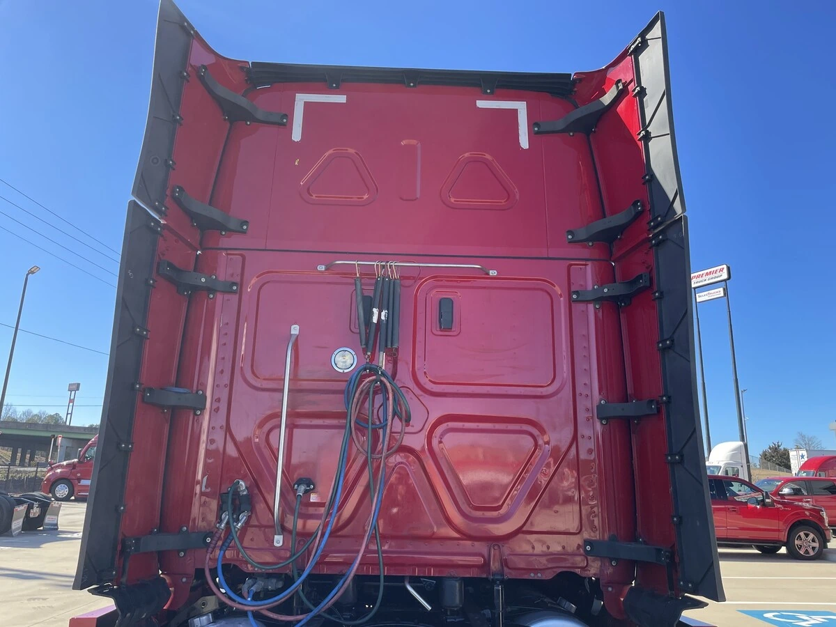 2021 Freightliner Cascadia - image 11