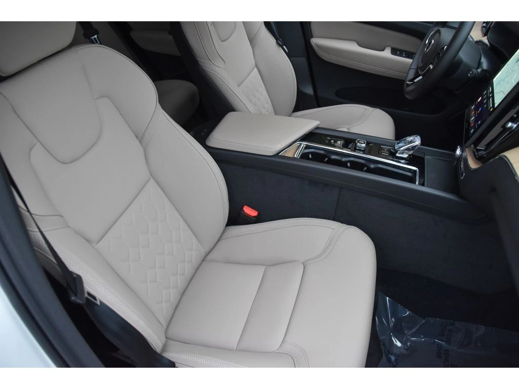 2026 Volvo - image 32