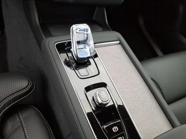 2026 Volvo - image 20