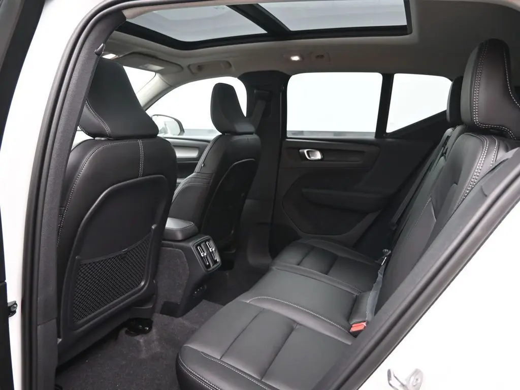 2025 Volvo - image 23