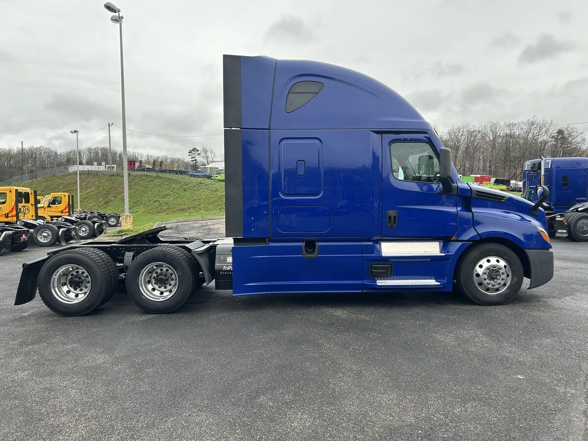 2022 Freightliner Cascadia - image 7