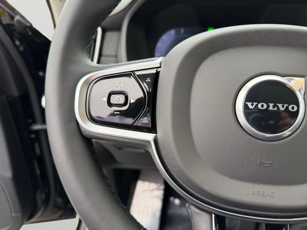 2025 Volvo - image 19