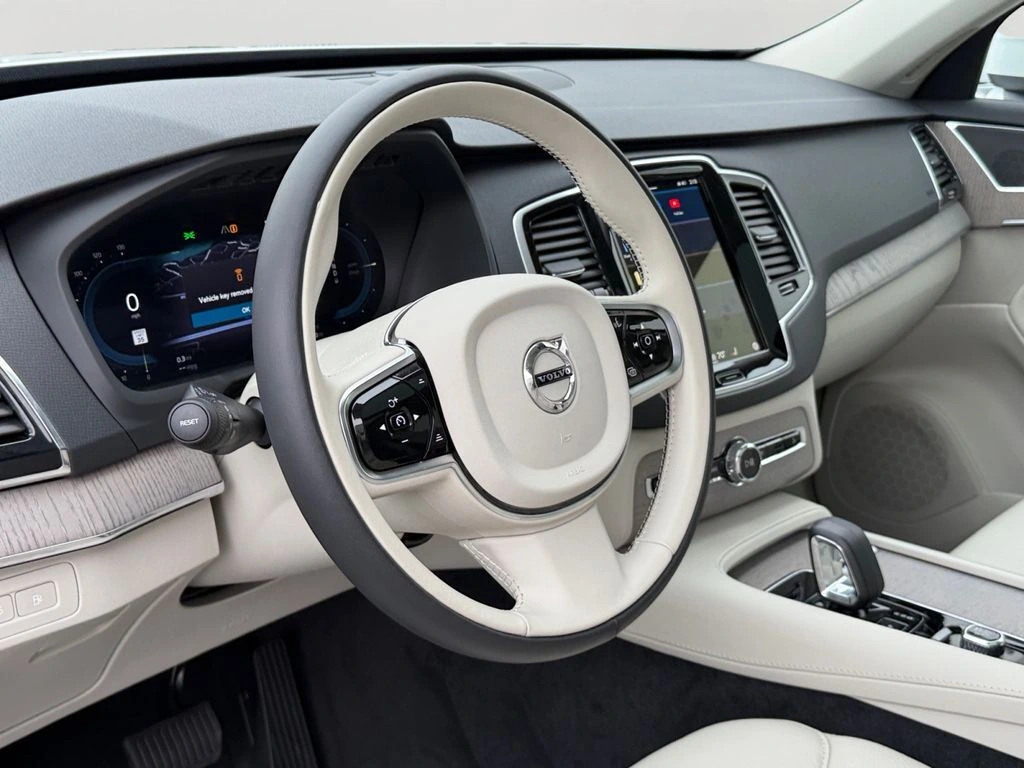 2025 Volvo - image 17