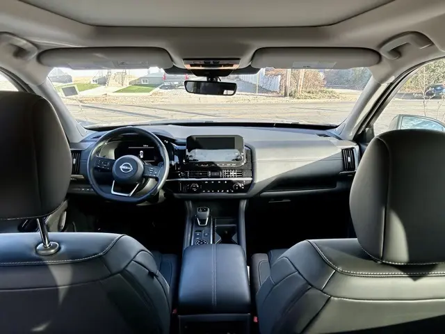 2025 Nissan Pathfinder Platinum photo 3