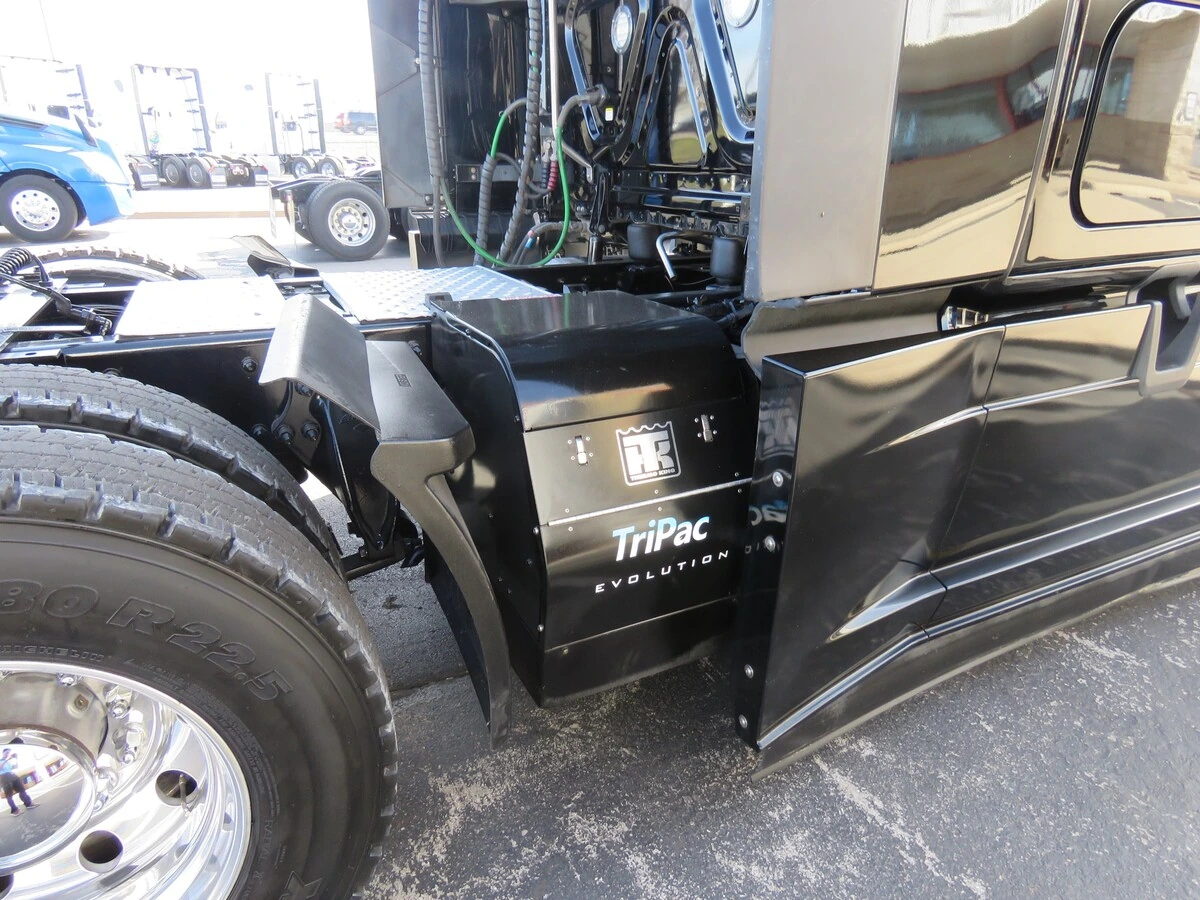 2022 Freightliner Cascadia - image 8