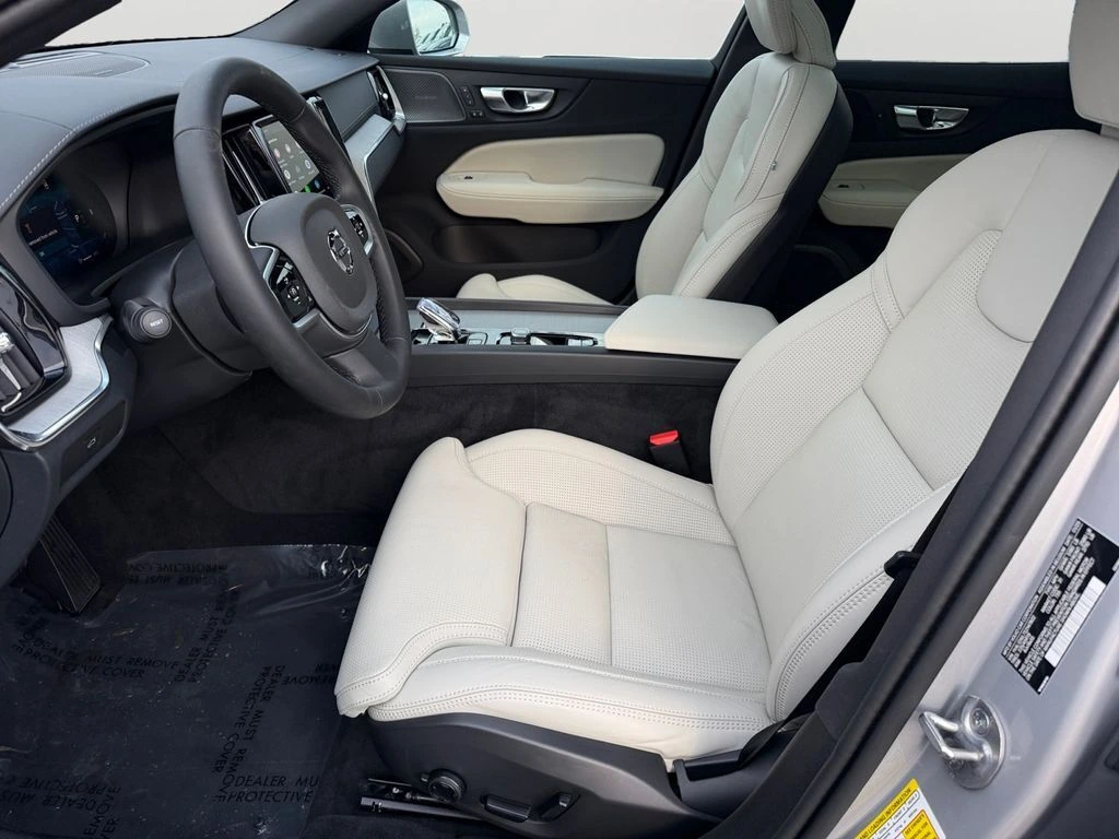 2025 Volvo - image 16