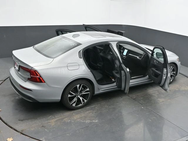 2025 Volvo - image 62