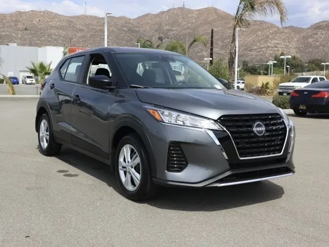 2025 Nissan KICKS PLAY Base's photo