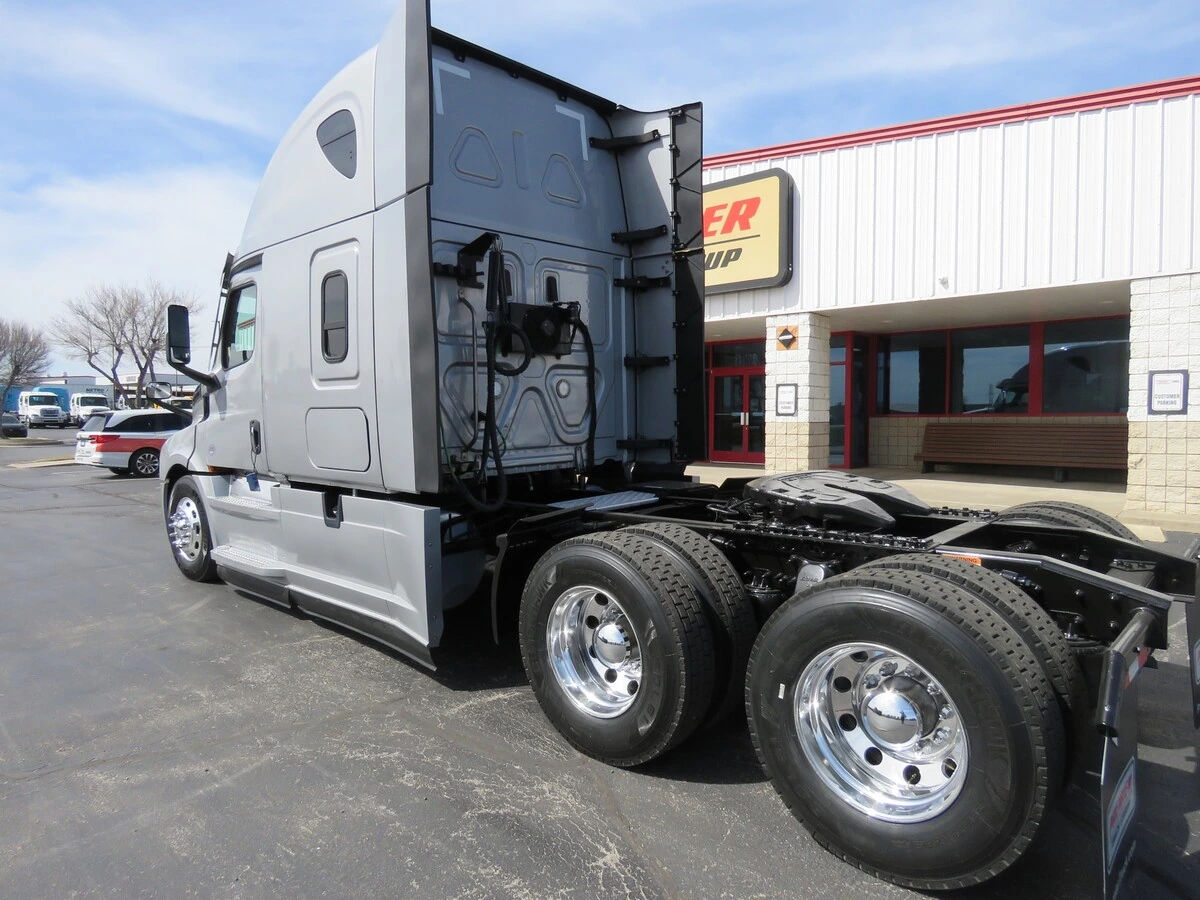 2022 Freightliner Cascadia - image 3