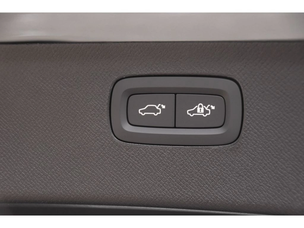 2026 Volvo - image 25