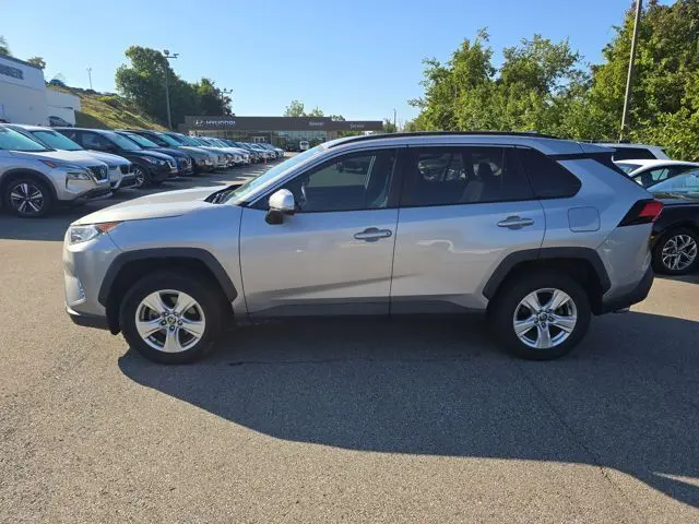 2021 Toyota RAV4 XLE photo 2