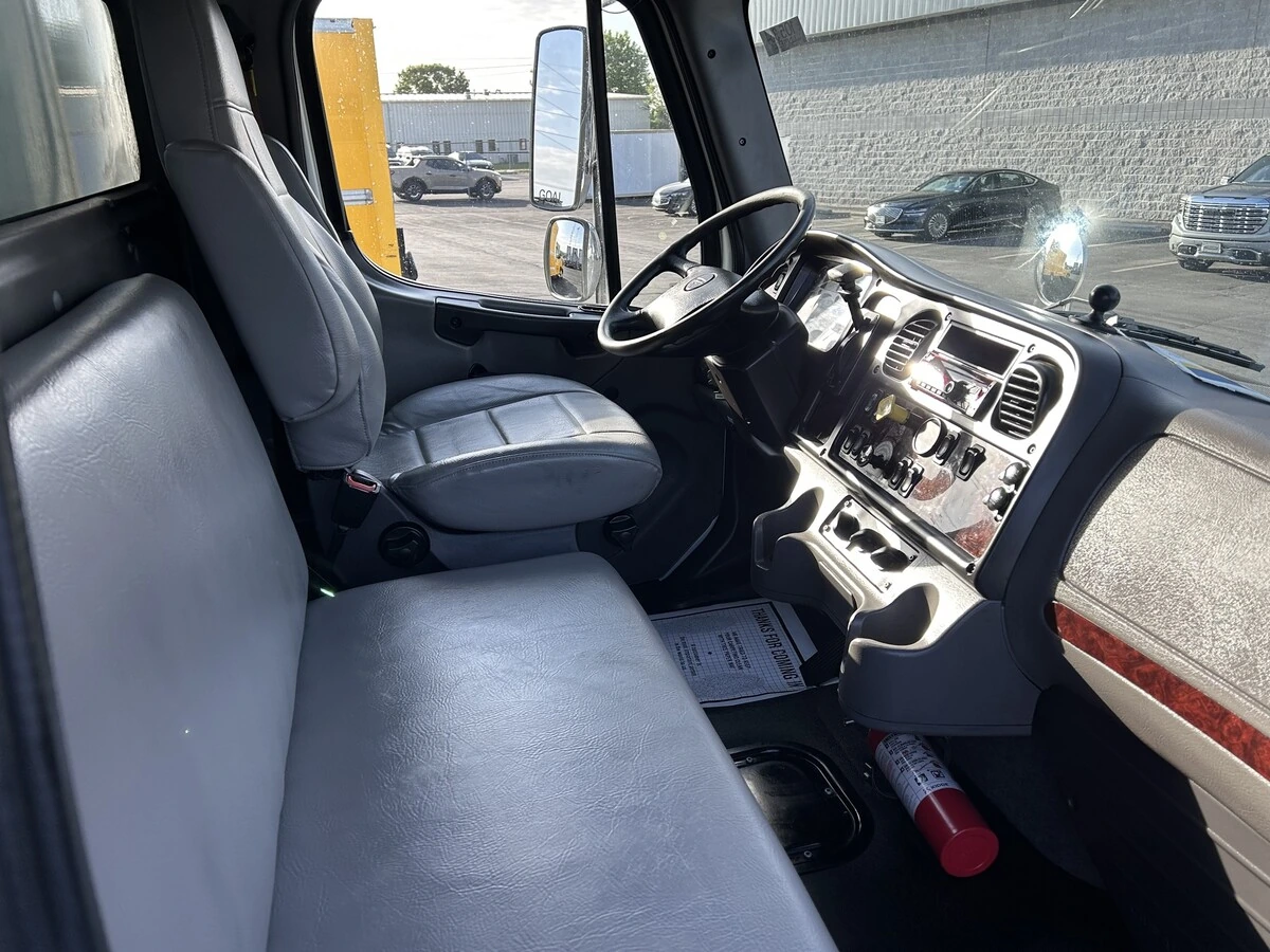 2020 Freightliner M2 106 — photo 7