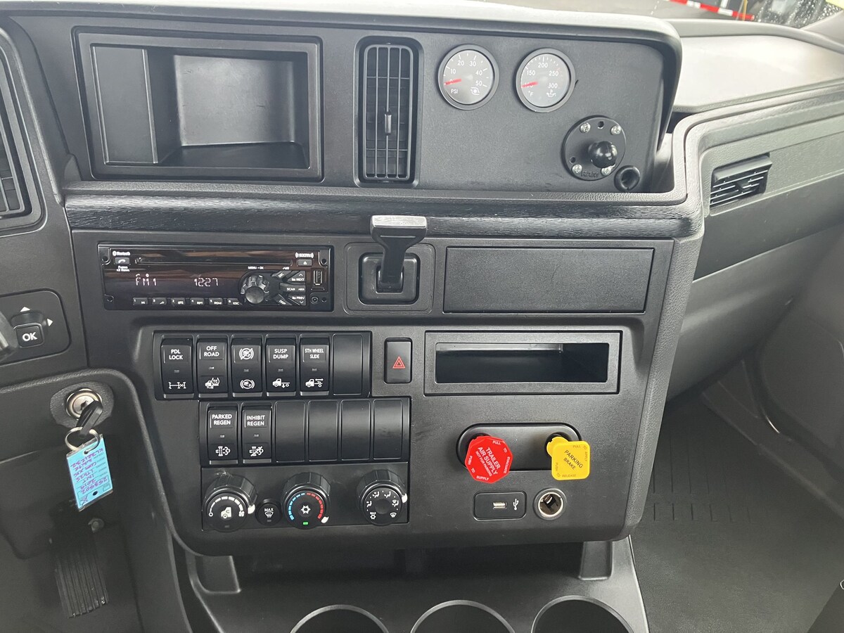 2019 International LT in Seattle, WA — photo 8
