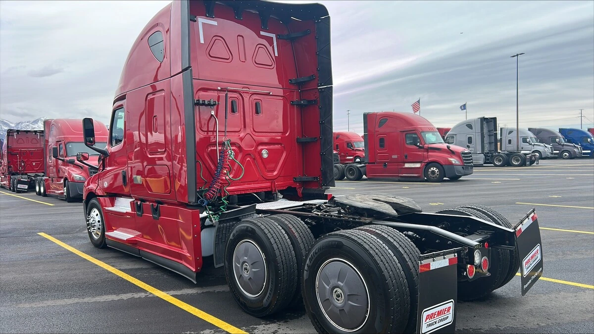 2022 Freightliner Cascadia - image 3