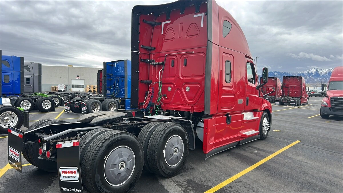 2022 Freightliner Cascadia - image 4
