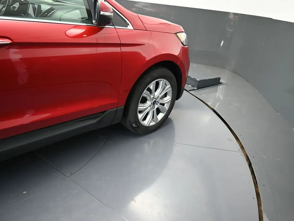 2021 Ford Edge Titanium photo 17