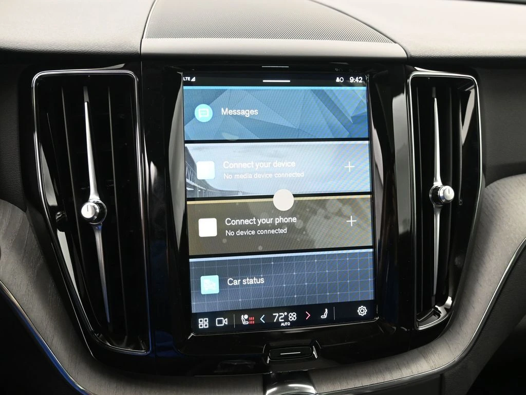 2025 Volvo - image 13