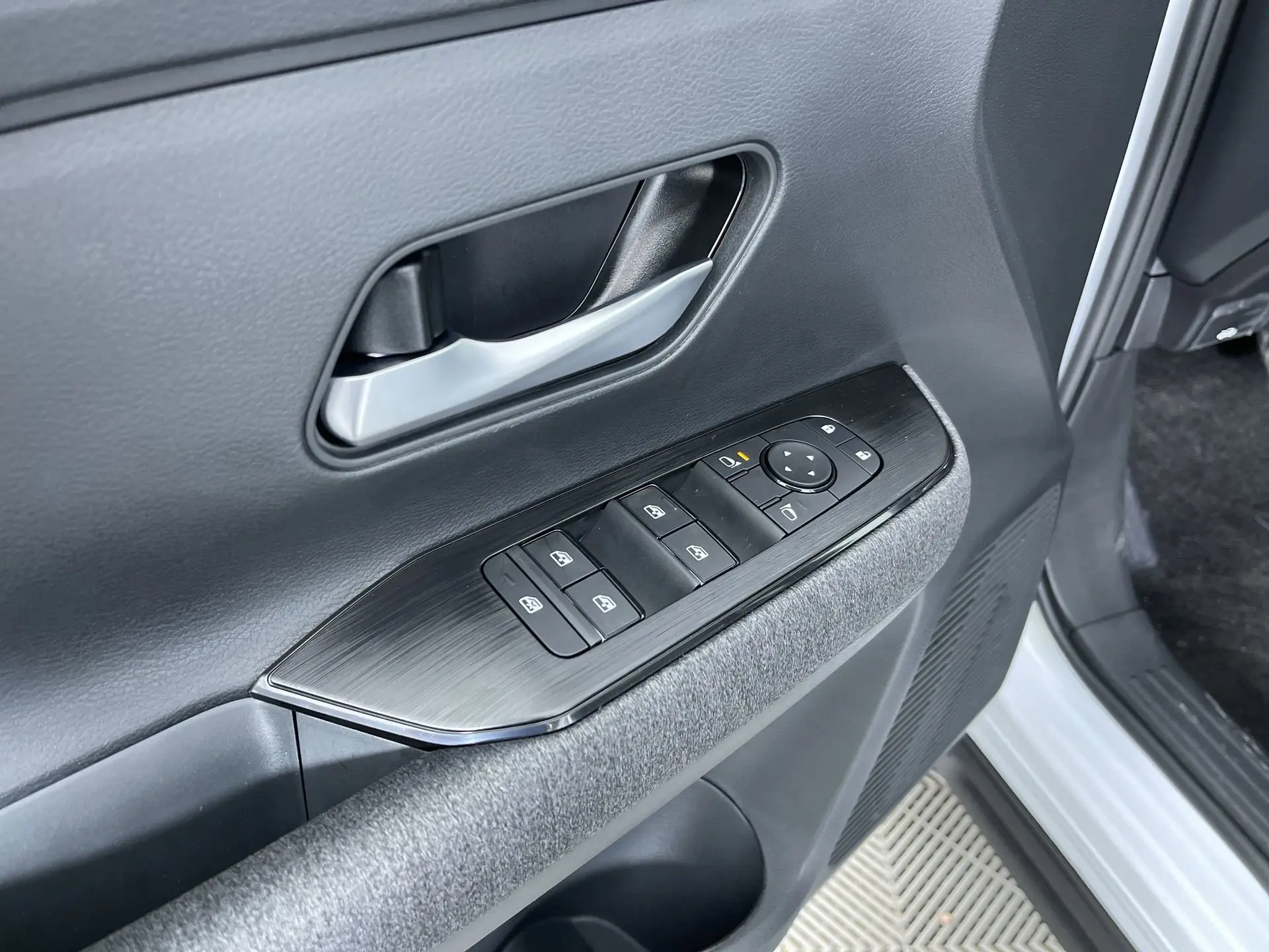 2026 Nissan Kicks SV photo 5
