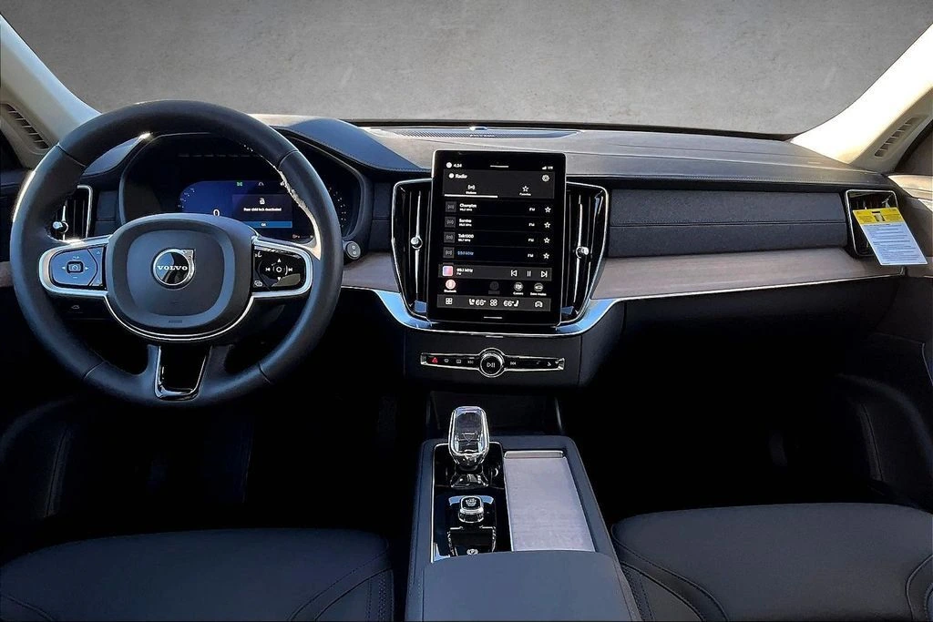 2026 Volvo - image 5