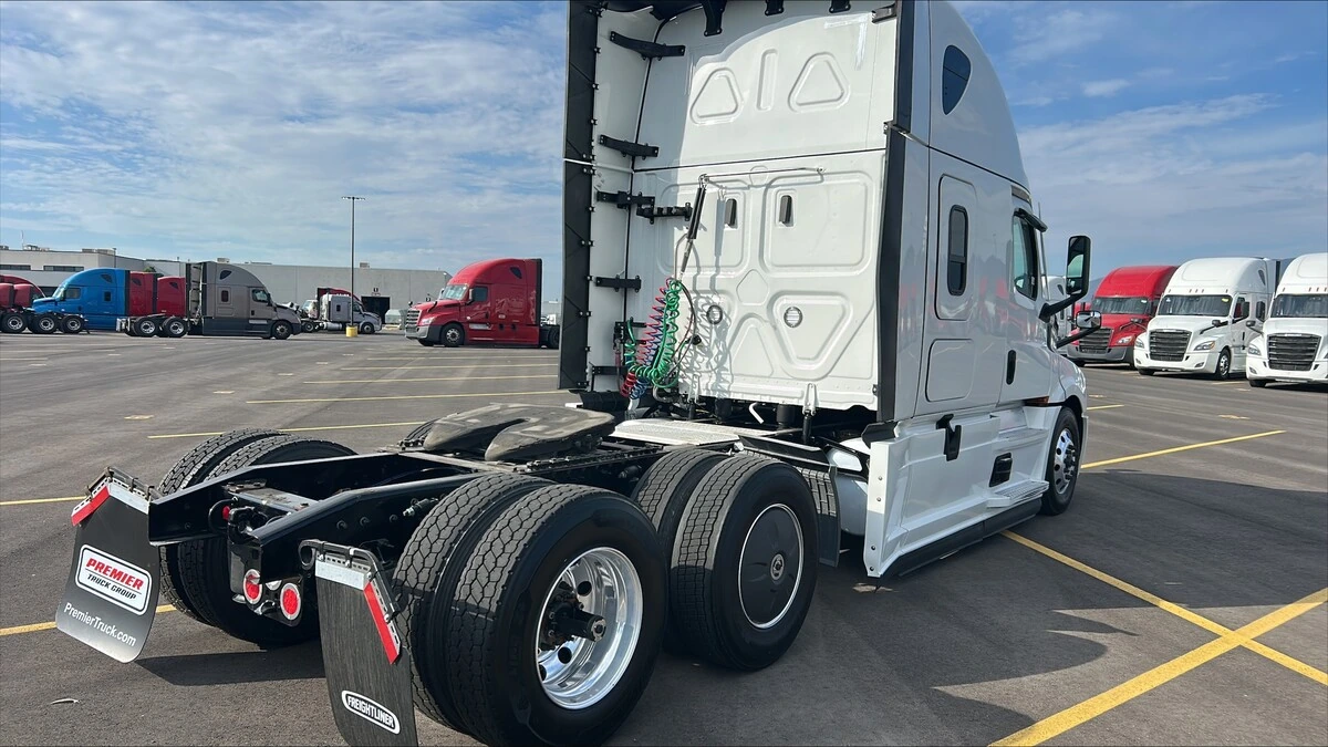 2025 Freightliner Cascadia — photo 3