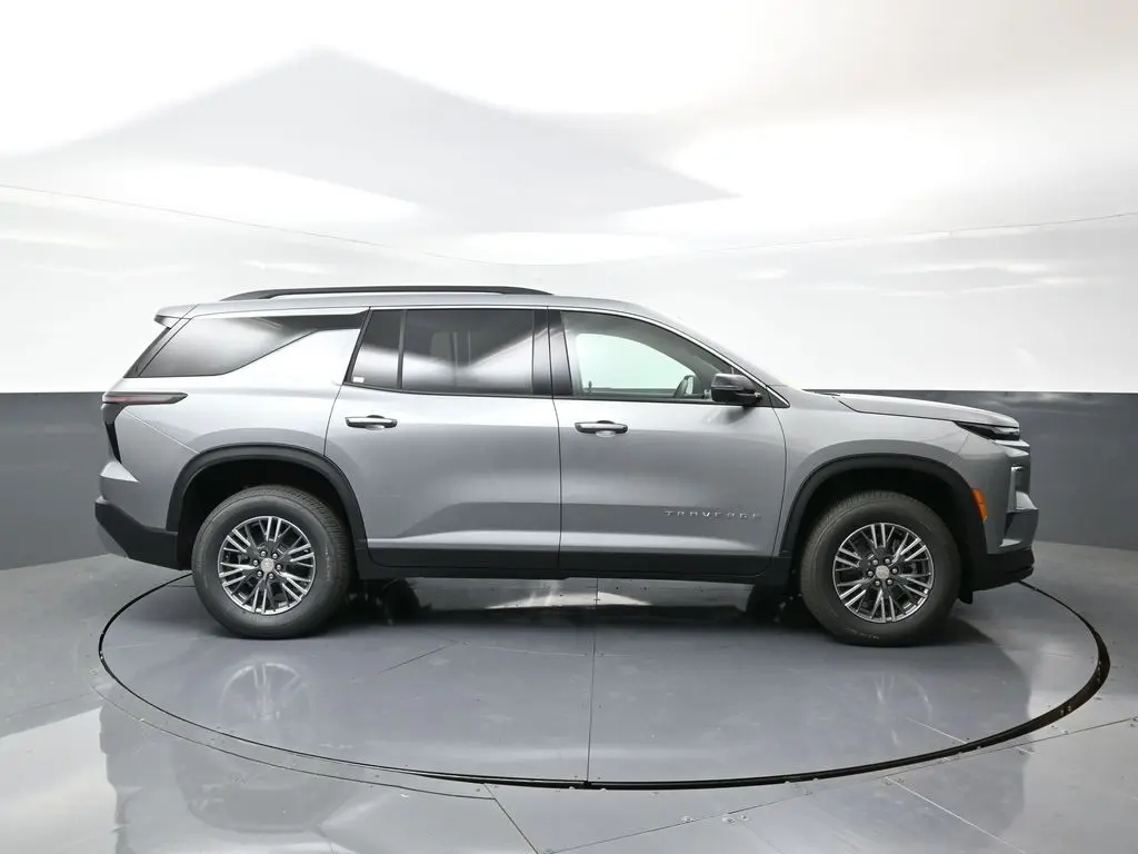 2026 Chevrolet Traverse 2LT photo 2