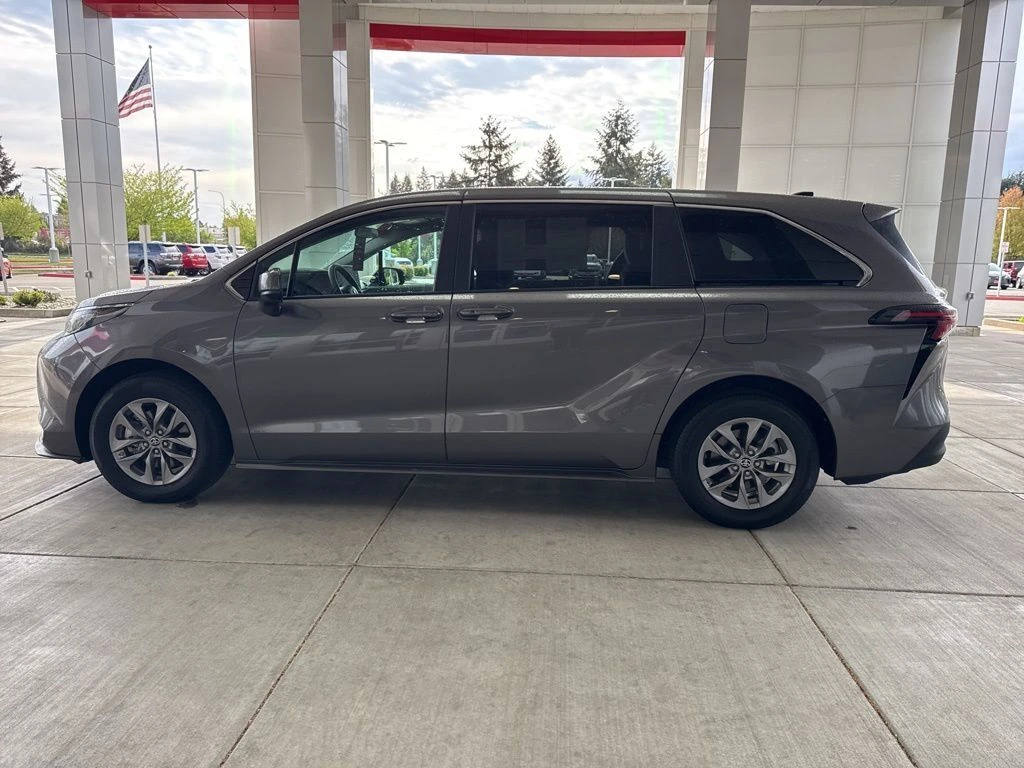 2023 Toyota Sienna LE - Photo 9