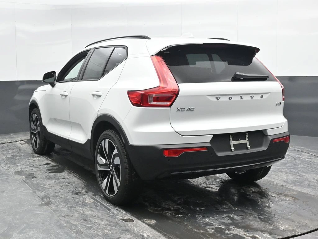 2026 Volvo - image 8