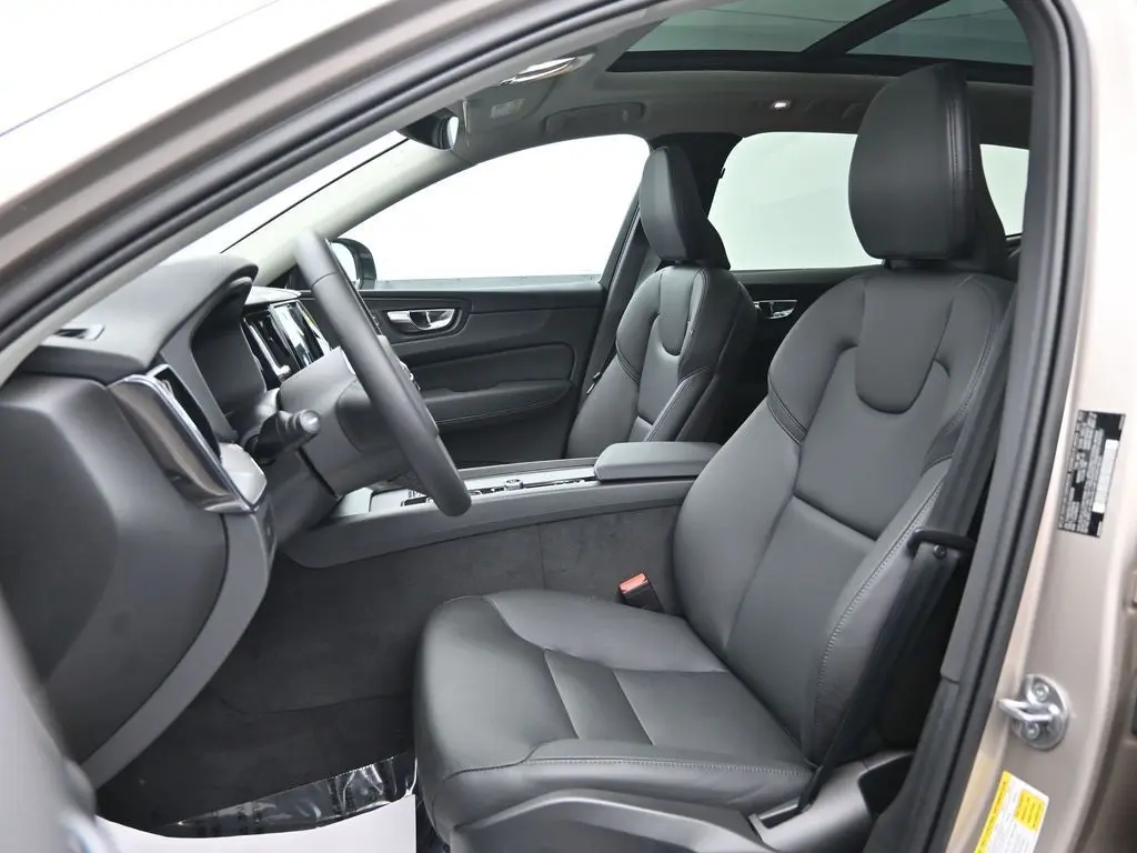 2025 Volvo - image 21