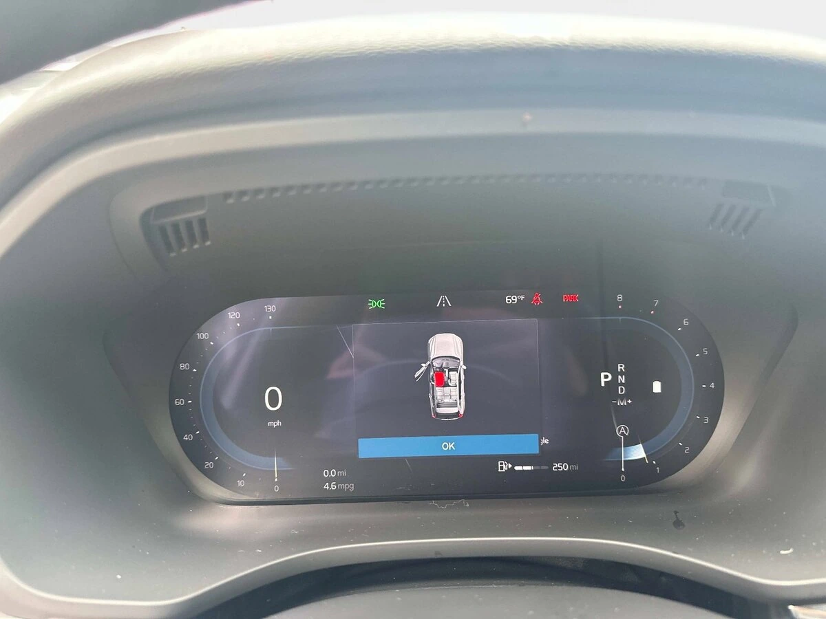 2025 Volvo - image 25