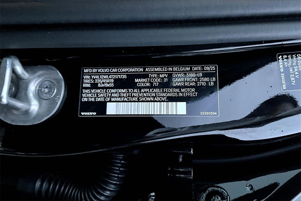 2026 Volvo - image 8