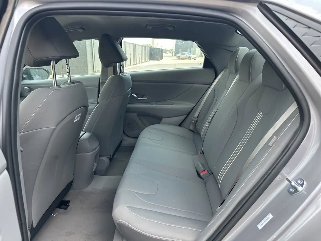 2025 Hyundai Elantra SEL Sport photo 18