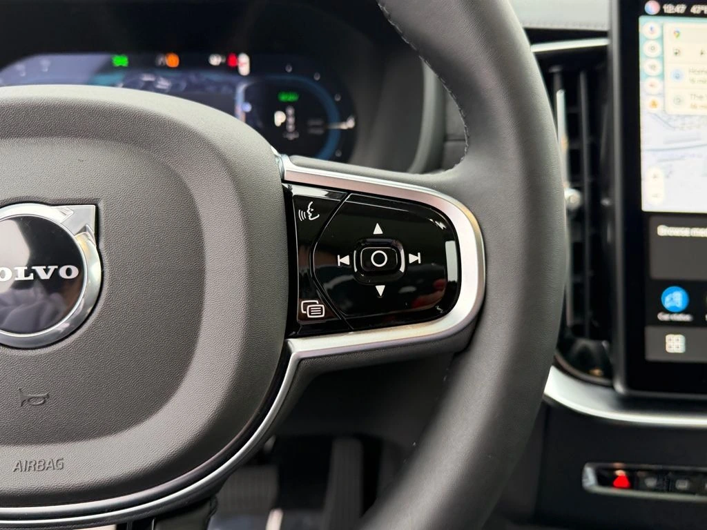 2025 Volvo - image 18