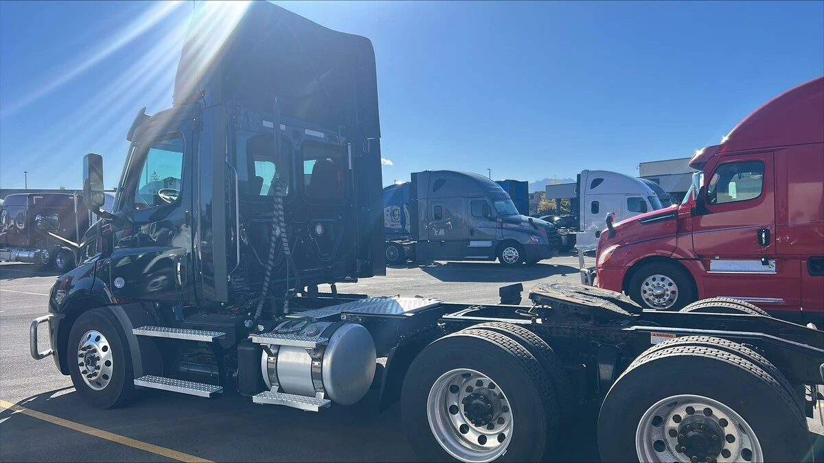 2023 Freightliner Cascadia — photo 5