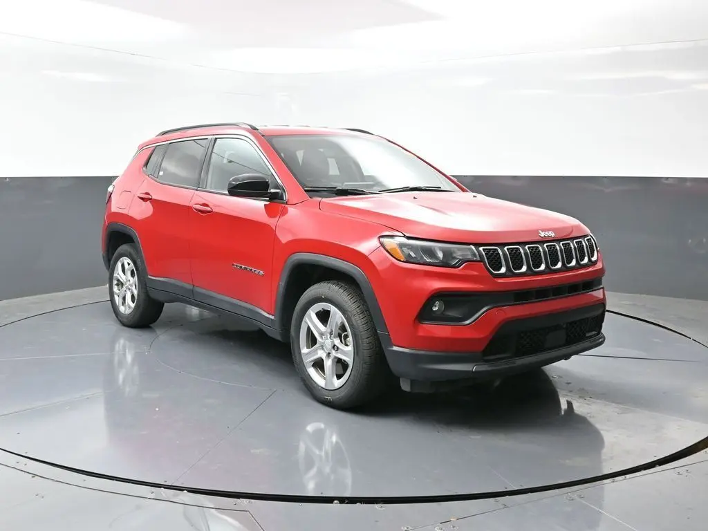 2024 Jeep Compass Latitude photo 3