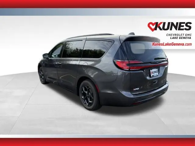 2021 Chrysler Pacifica Hybrid Touring L photo 6