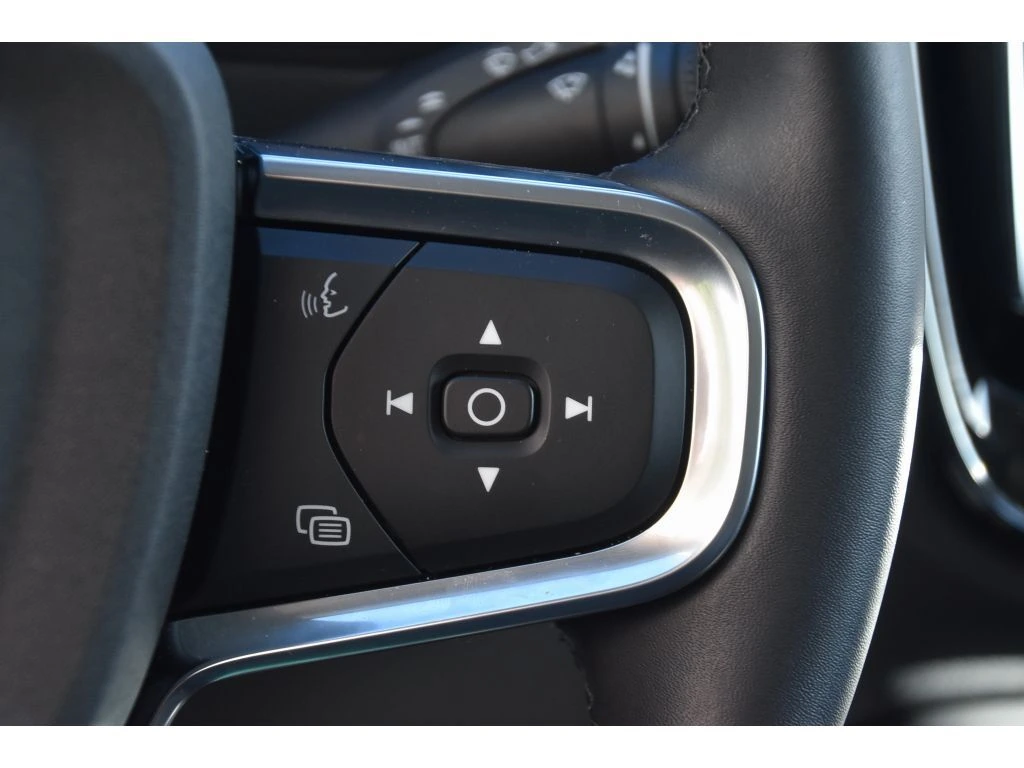 2025 Volvo - image 35