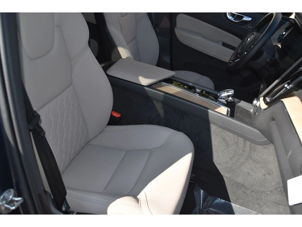 2026 Volvo - image 31