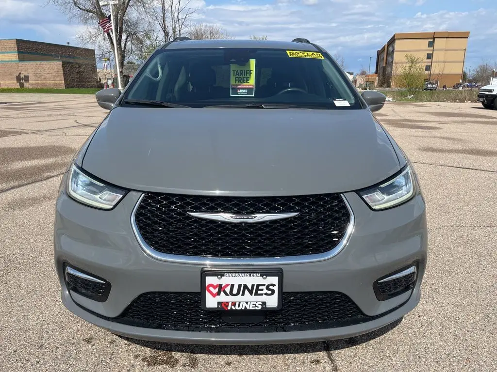 Used 2022 Chrysler Pacifica Touring L with VIN 2C4RC1BG1NR117405 for sale in Beloit, WI