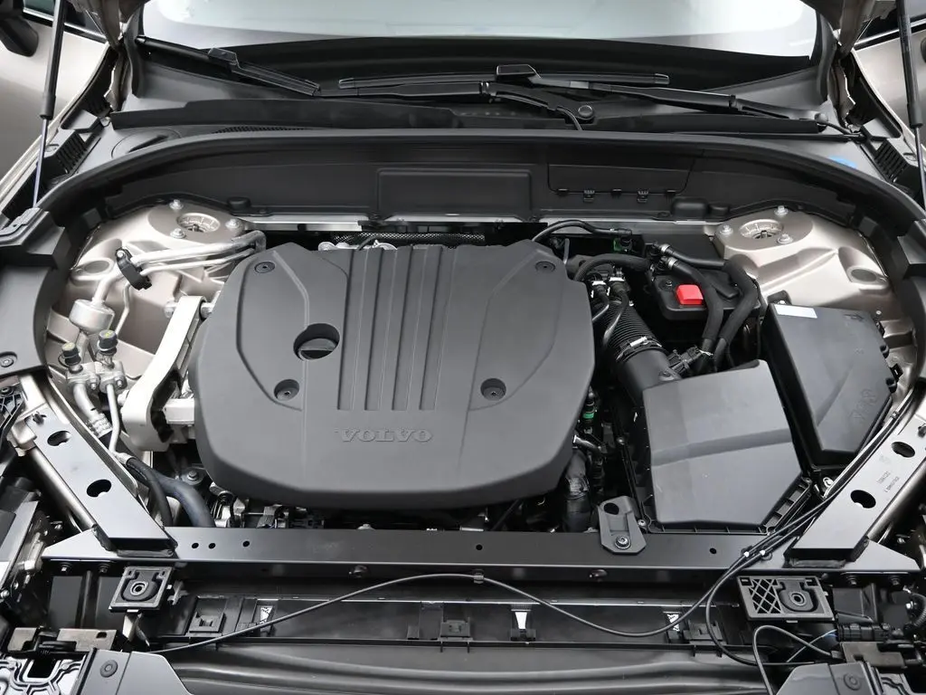 2025 Volvo - image 29