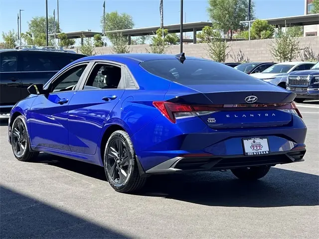 2023 Hyundai Elantra SEL photo 2