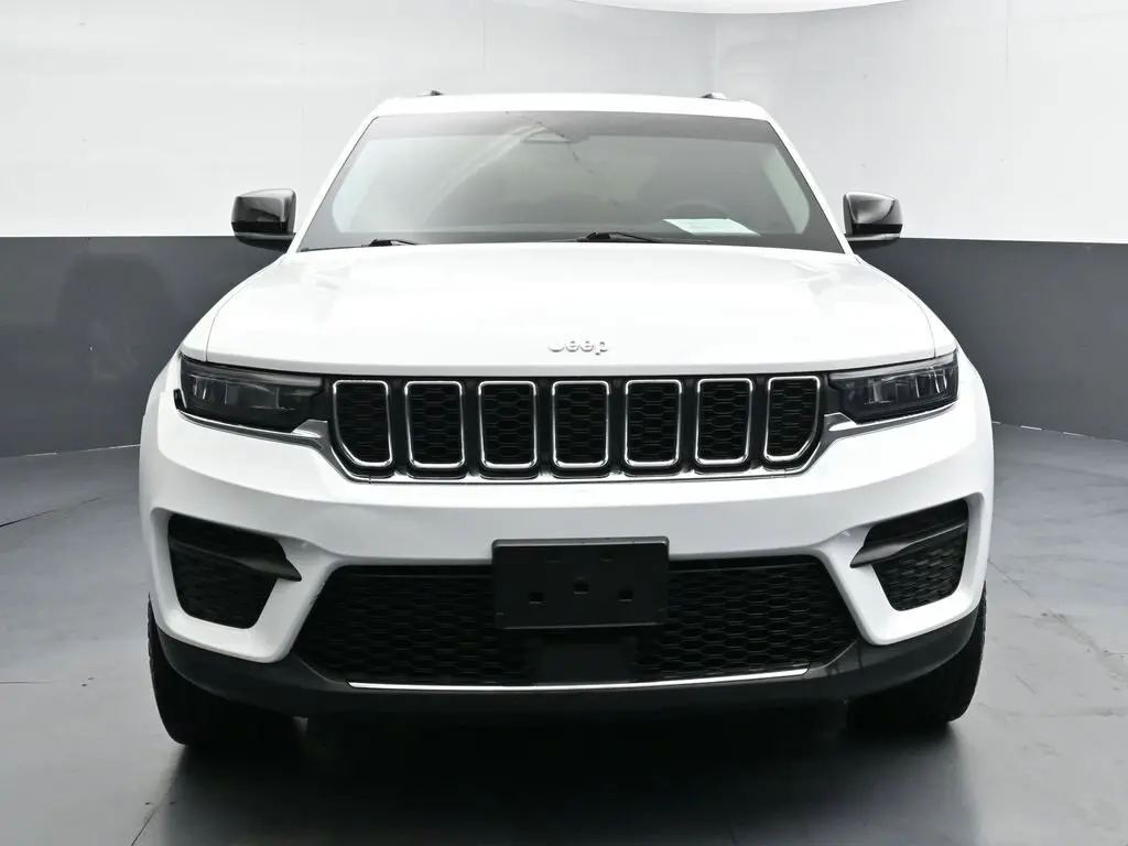 2023 Jeep Grand Cherokee Laredo photo 3