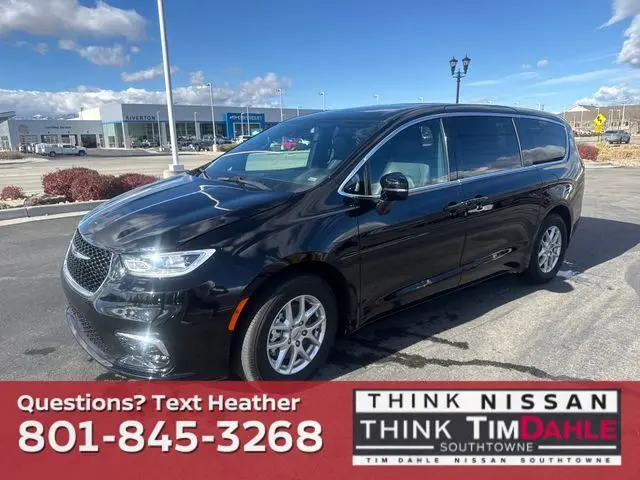 2025 Chrysler Pacifica Select's photo