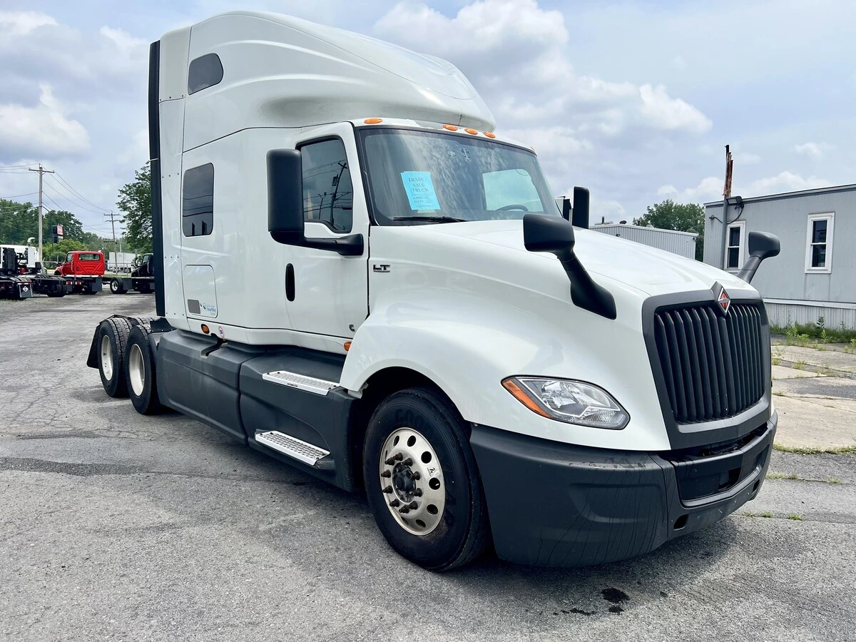 2022 International LT - image 2