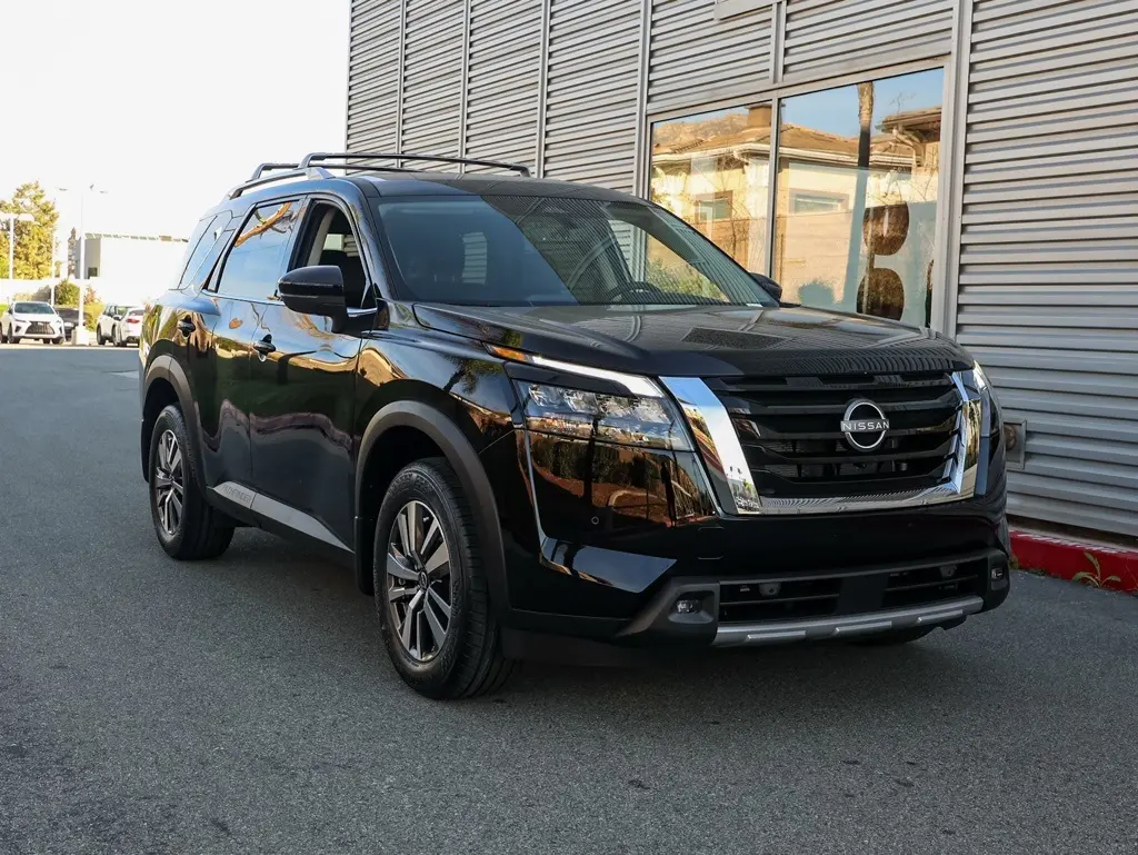 2025 Nissan Pathfinder SL's photo