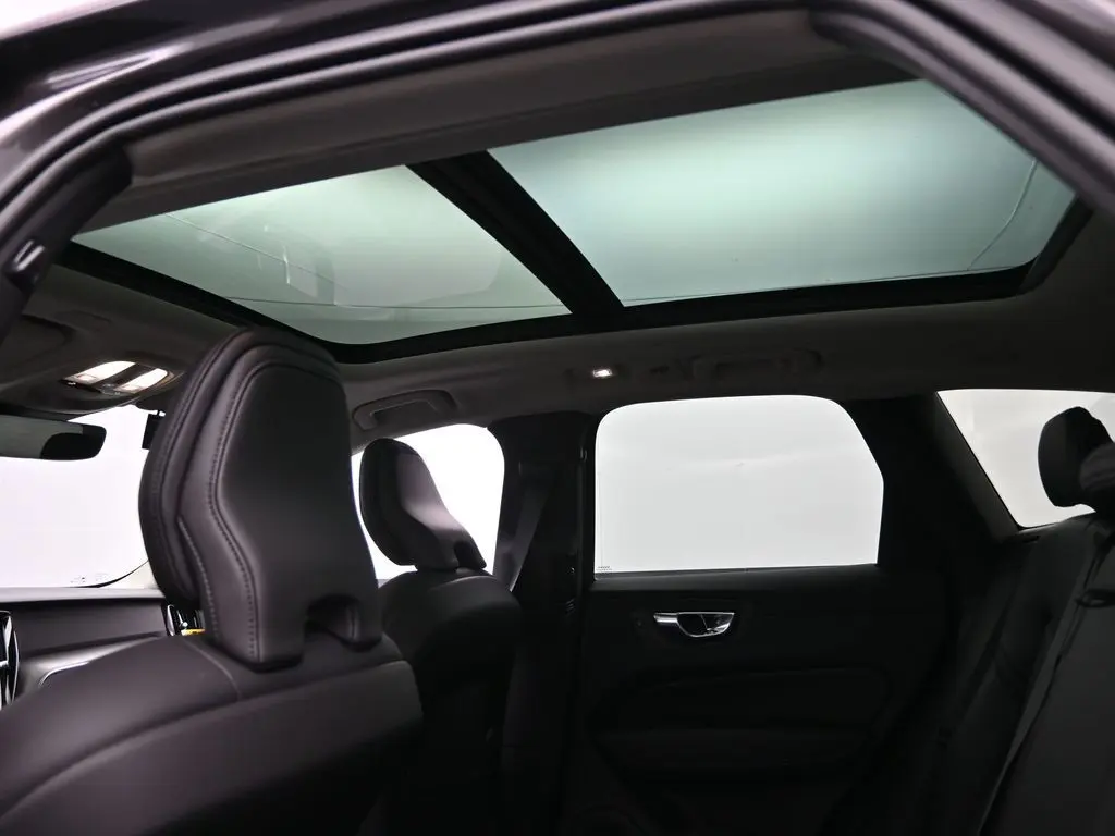 2025 Volvo - image 24