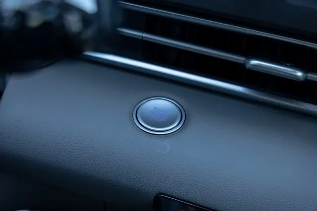 2025 Hyundai Elantra SEL Sport photo 4