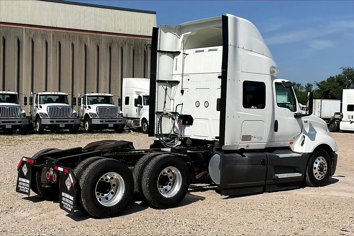 2022 International LT - image 12