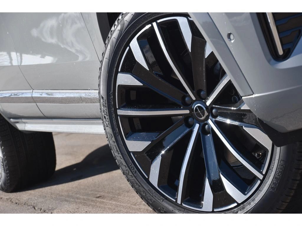 2026 Volvo - image 9